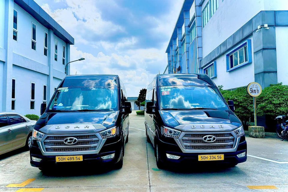 Hai xe 16 chỗ trong mạng lưới phục vụ của Kim Khôi