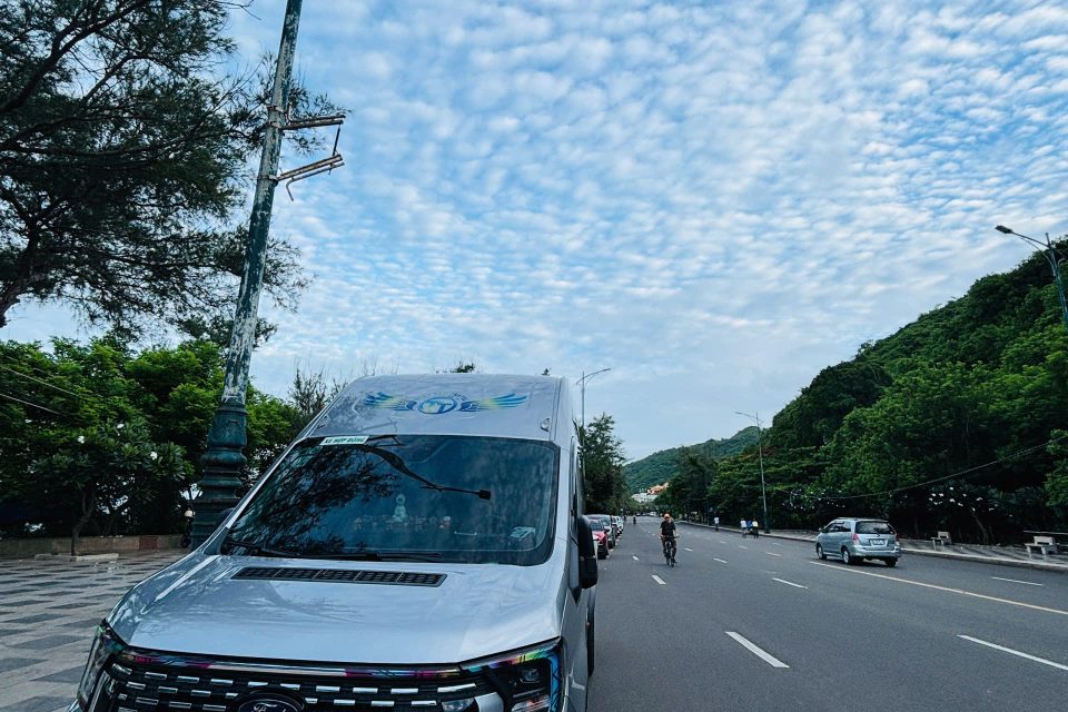 Xe 16 chỗ màu trắng đang di chuyển trên đường