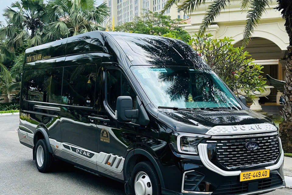 Xe 16 chỗ màu đen phục vụ lịch trình doanh nghiệp