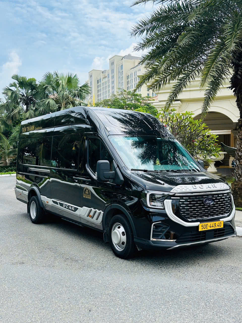 Xe 16 chỗ màu đen phục vụ lịch trình doanh nghiệp