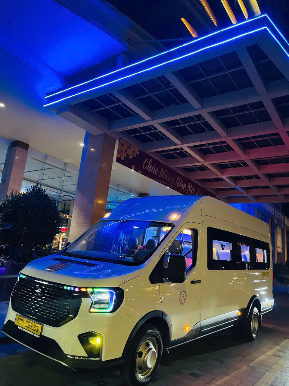Xe 16 chỗ tại khu vực tổ chức sự kiện vào buổi tối