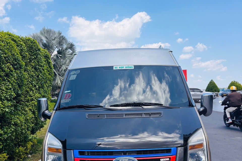 Mặt trước xe Ford Transit 16 chỗ trên đường