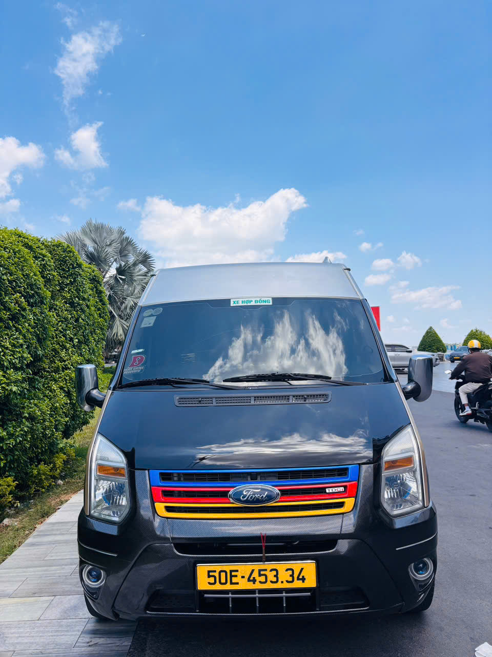 Mặt trước xe Ford Transit 16 chỗ trên đường